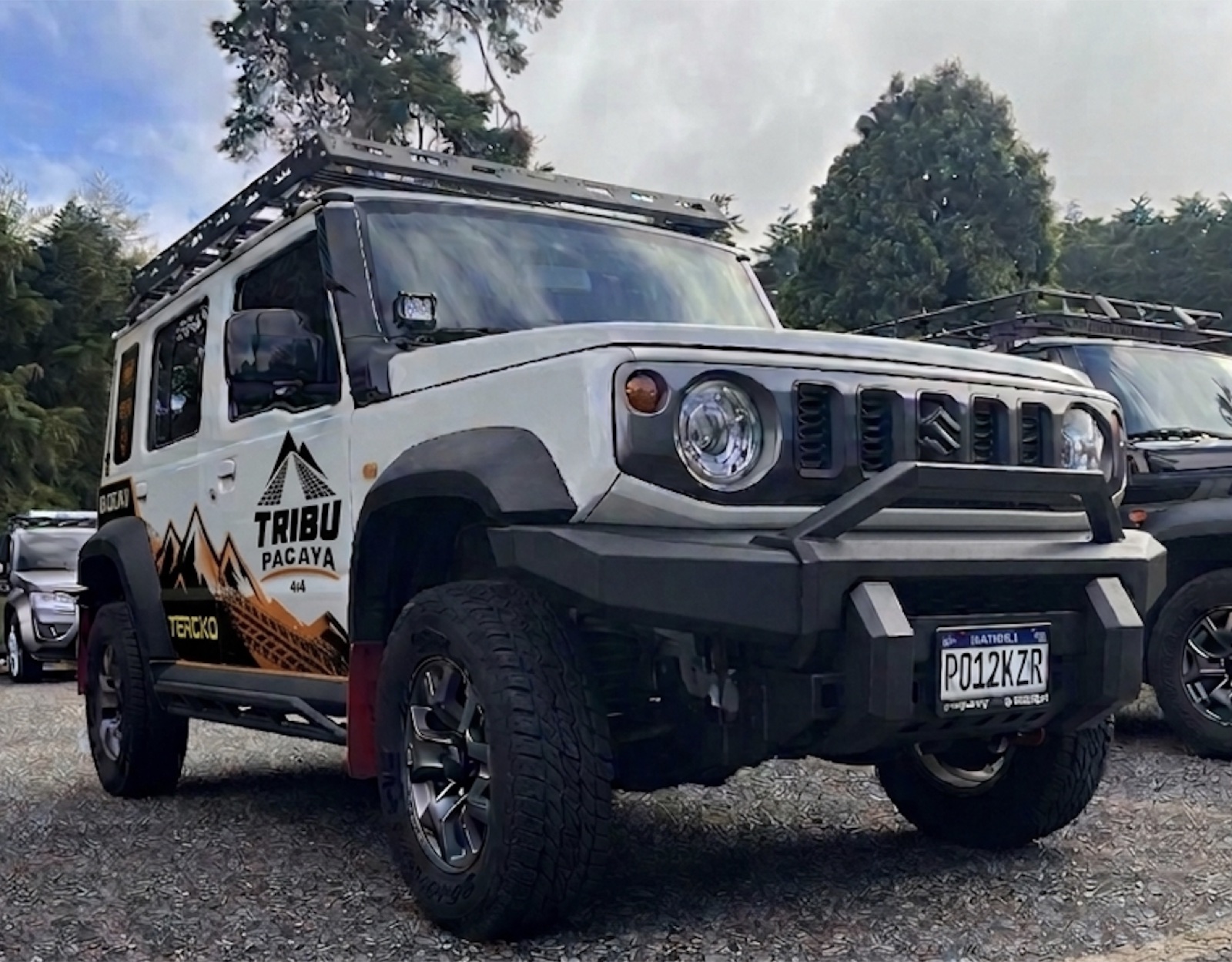 La loncherita: Suzuki Jimny 5 puertas de Tribu Pacaya con vinil Tribu Pacaya 4x4 y TERCKO, rack de expedición, bumper de acero y llantas todo-terreno