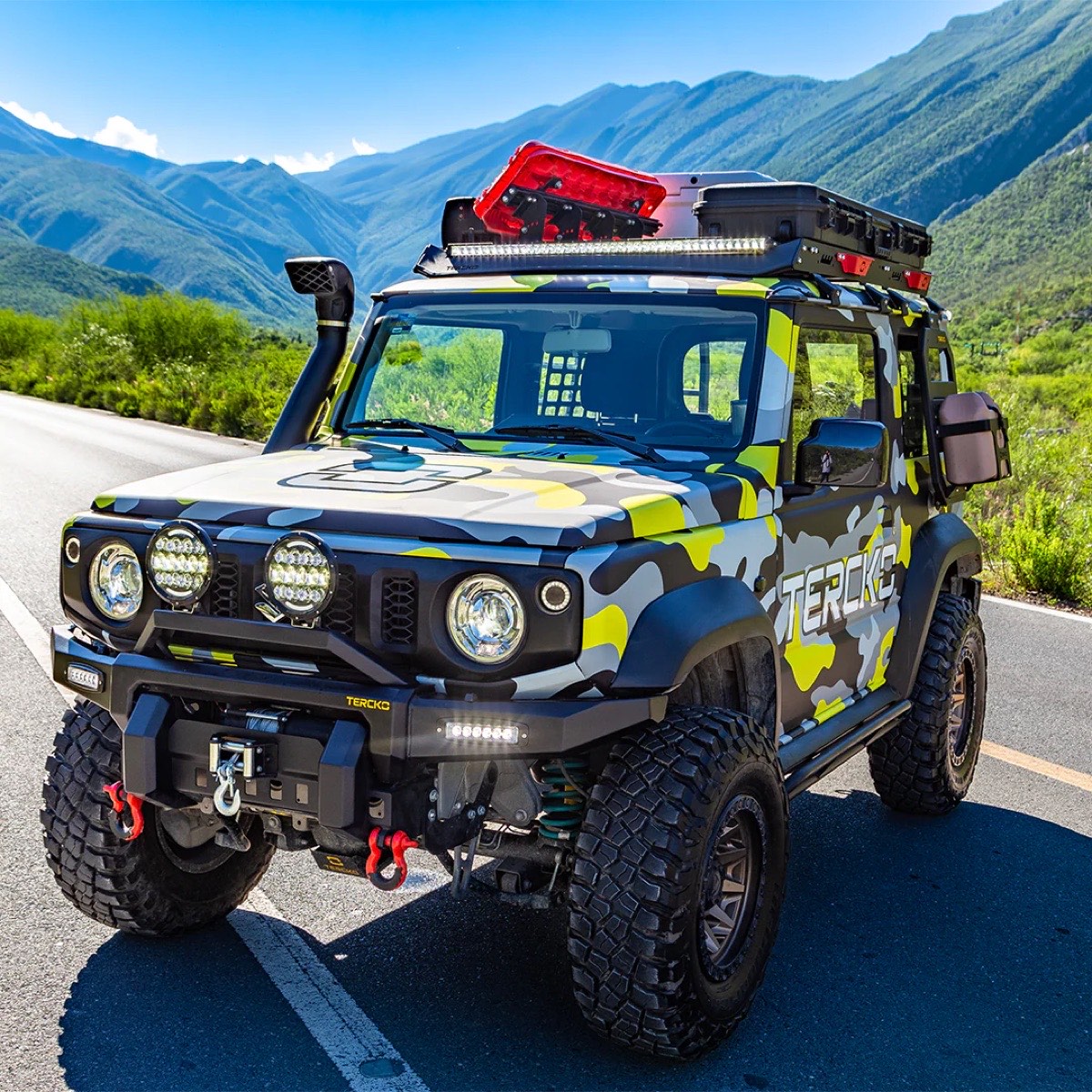 Suzuki Jimny equipado con accesorios TERCKO: bumper con winch, snorkel, rack de techo e iluminación off-road